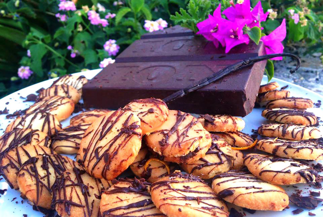 Vanilla & chocolate shortbread biscuits - NIKOS PATSIORAS